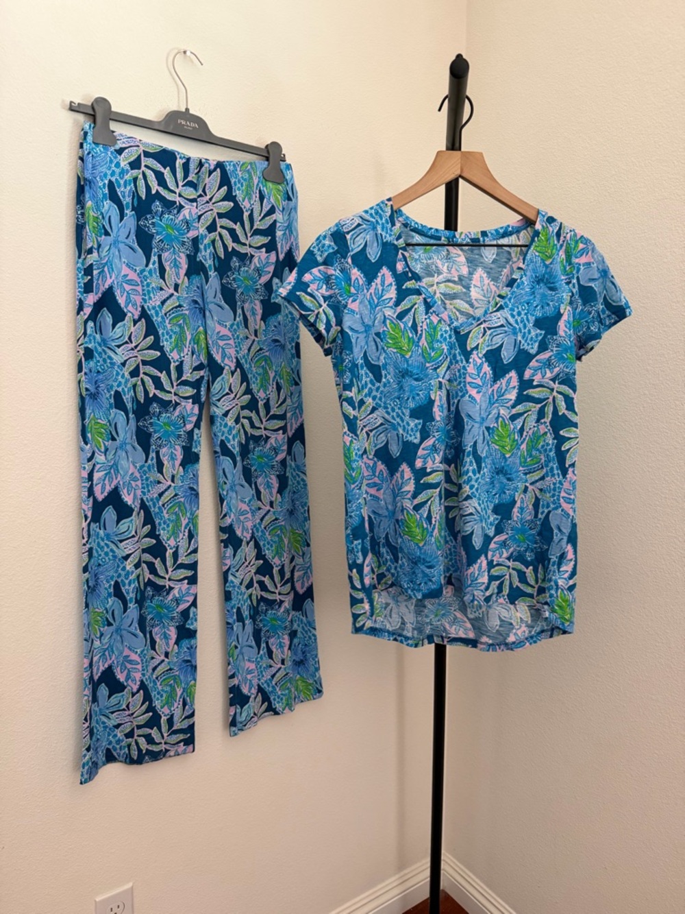 Lilly Pulitzer Blue and Pink Georgia palazzo Tropical Print Top & pants - Picture 3 of 7